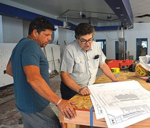 SV1510LiveTheater_Dene-discussing-plans-with-Lee-Besse Scotts Valley Live Theater Times Publishing Group Inc tpgonlinedaily.com